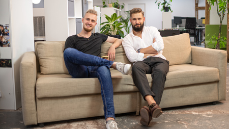 Jakub i Mateusz na kanapie w LiveKid