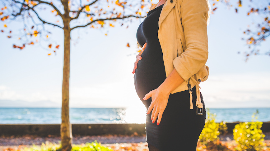 Sylwetka kobiety w widocznej ciąży na spacerze
