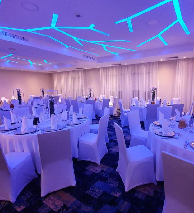 Sala konferencyjna podświetlana na niebiesko
