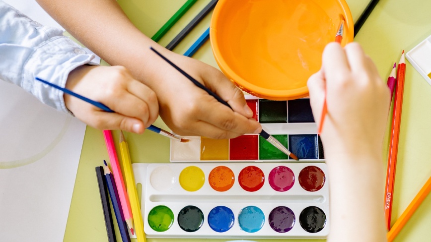 Dzieci malujące farbami